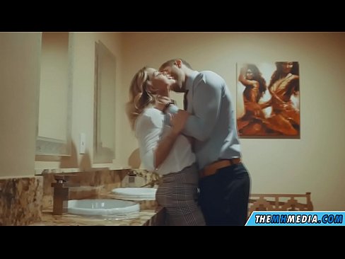 ❤️ Kiam belplena blondulo delogas vin en publika necesejo Seksofilmeto ĉe porno eo.f150pulse.top
